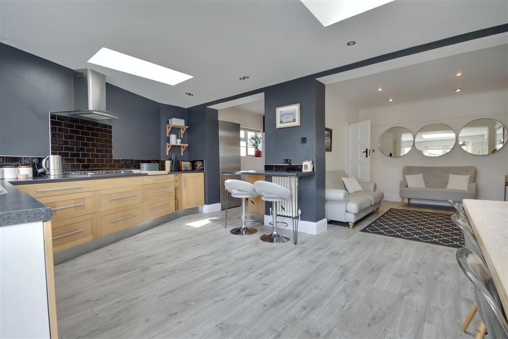 Property photo 2 of 28 Kitchen/Breakfast Room