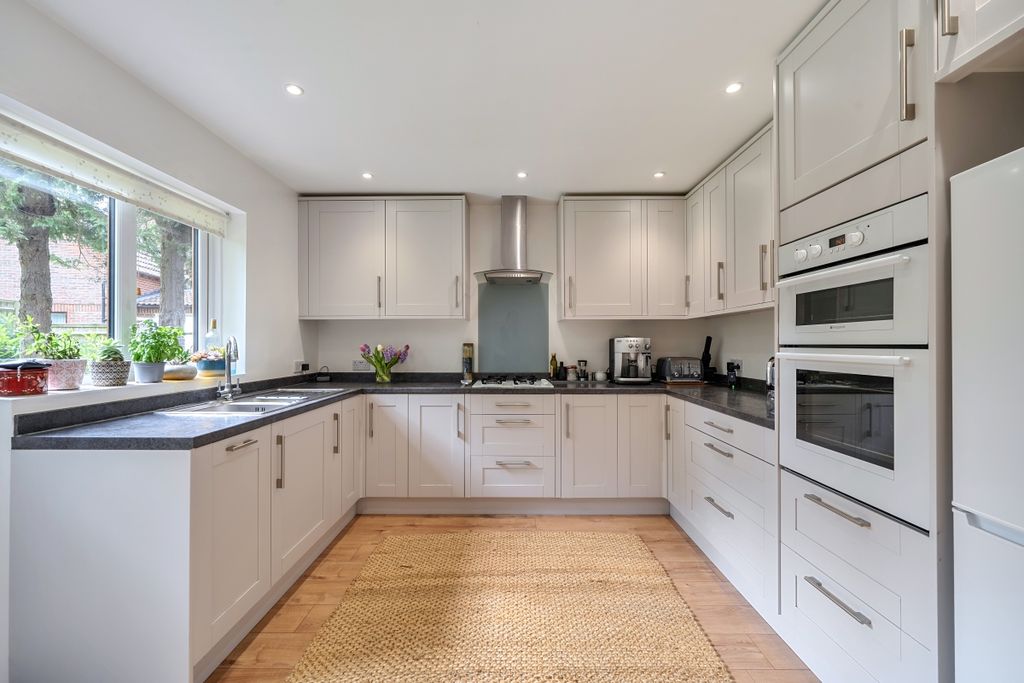 Property photo 3 of 10 Kitchen