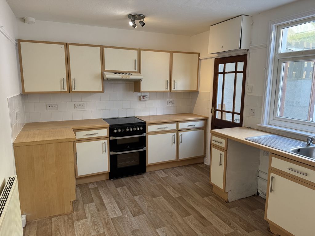 Property photo 3 of 13 15 Orchard Gardens - Kitchen