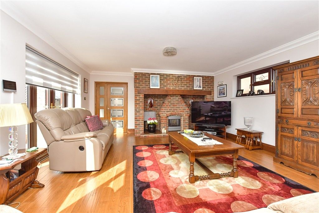 Property photo 1 of 20 Lounge