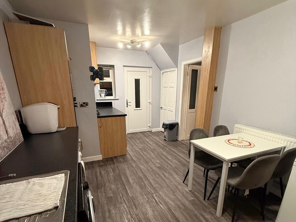 Property photo 3 of 9 Kitchen