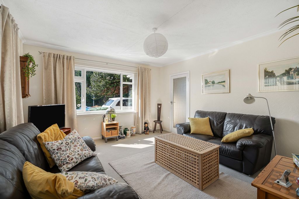 Property photo 3 of 20 Lounge