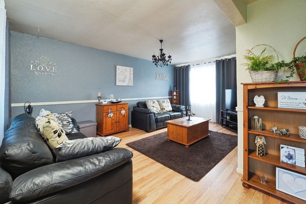 Property photo 2 of 17 Lounge