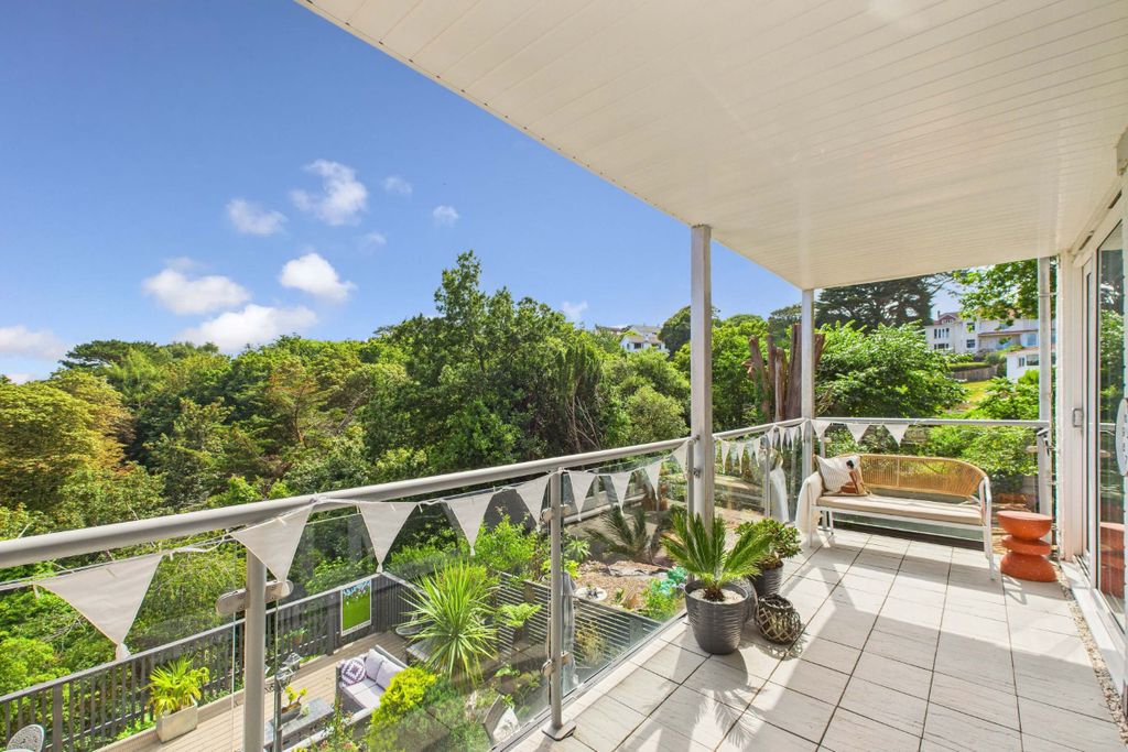 Property photo 2 of 32