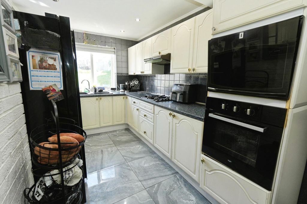 Property photo 3 of 17 Kitchen