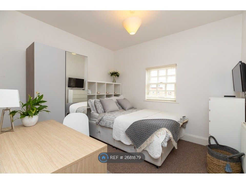 Property photo 2 of 18 Large Bedroom