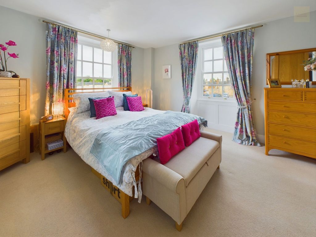Property photo 2 of 17 Principal Bedroom