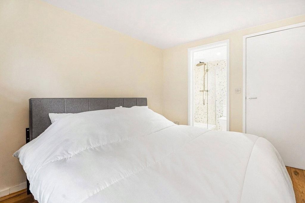 Property photo 3 of 25 Bedroom