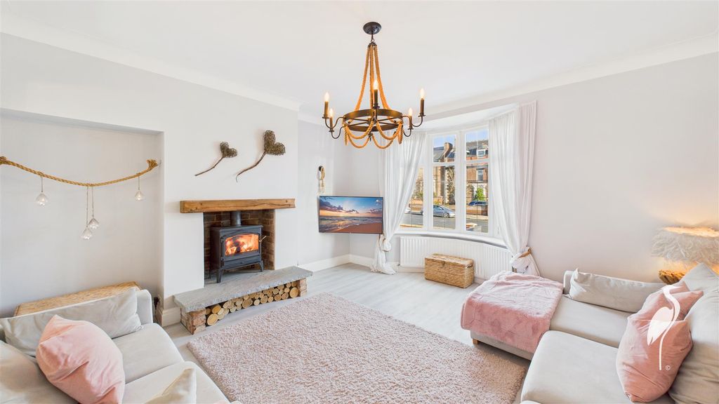 Property photo 3 of 36 Lounge