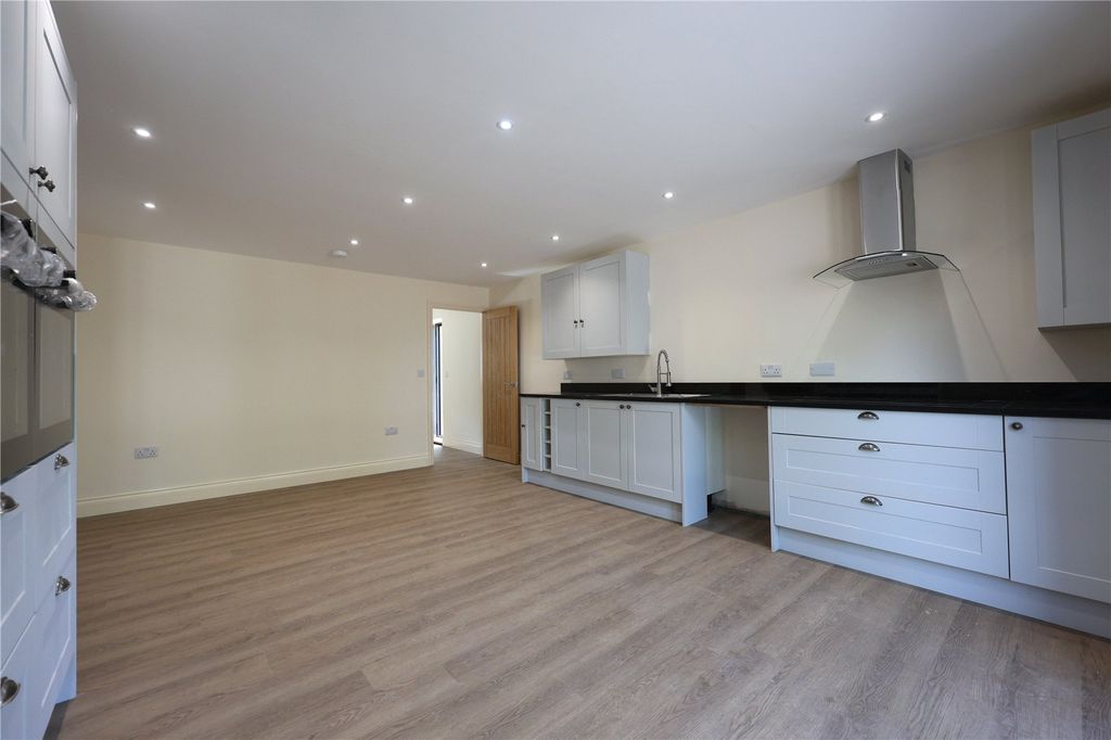 Property photo 3 of 24 Picture No. 02
