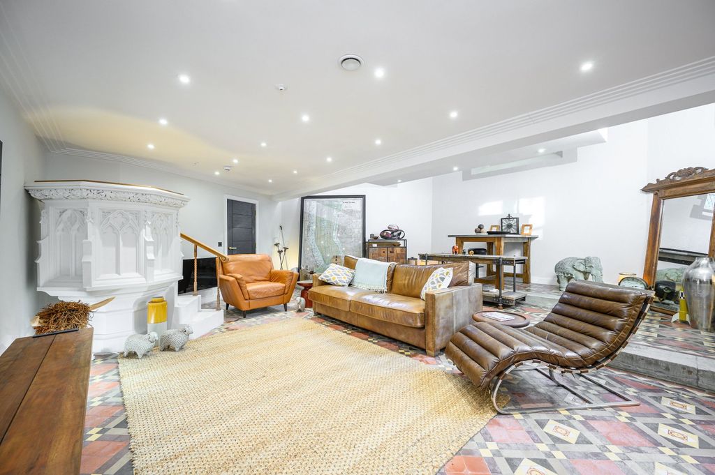 Property photo 3 of 40