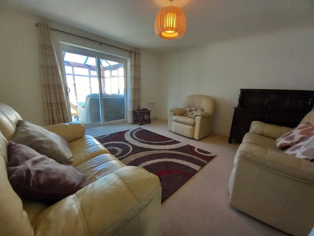 Property photo 3 of 14 5 Peb Cl Lounge.Jpg