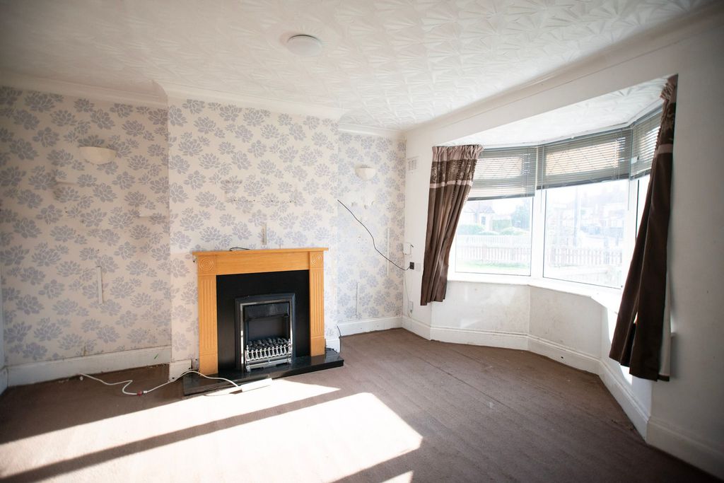 Property photo 3 of 10 Living Room