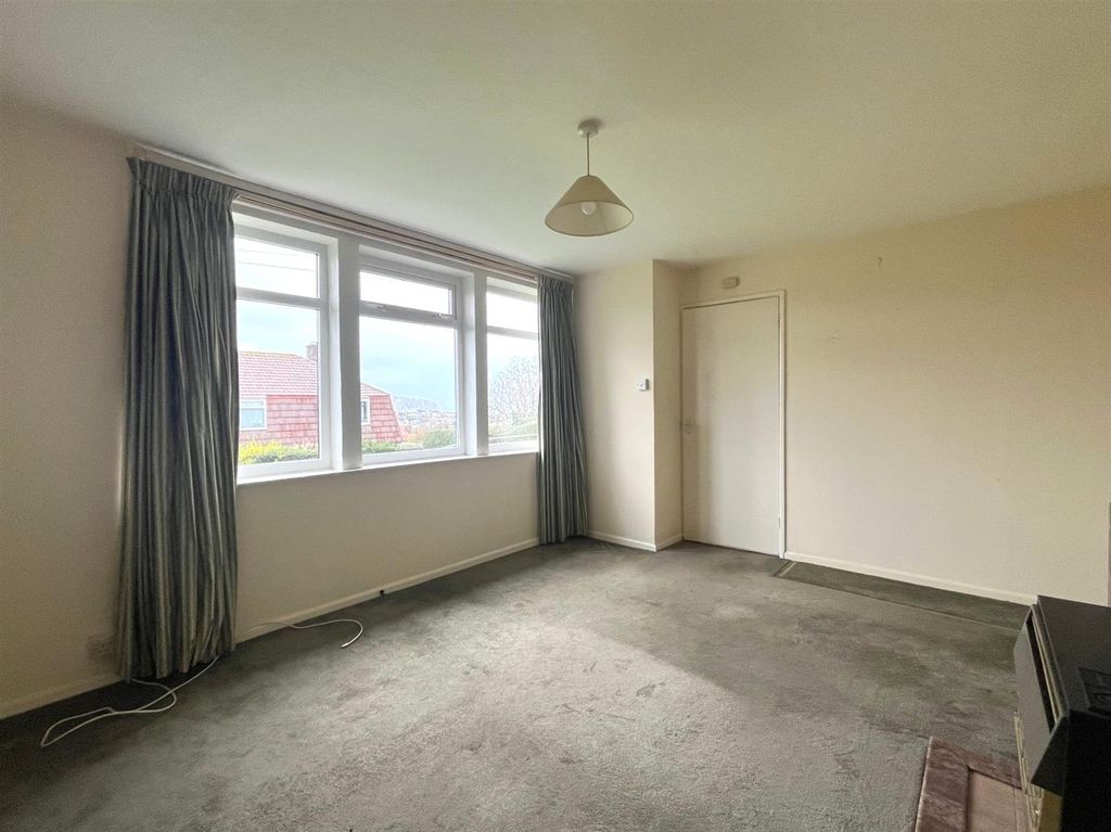 Property photo 2 of 14 4274 Lounge.Jpg