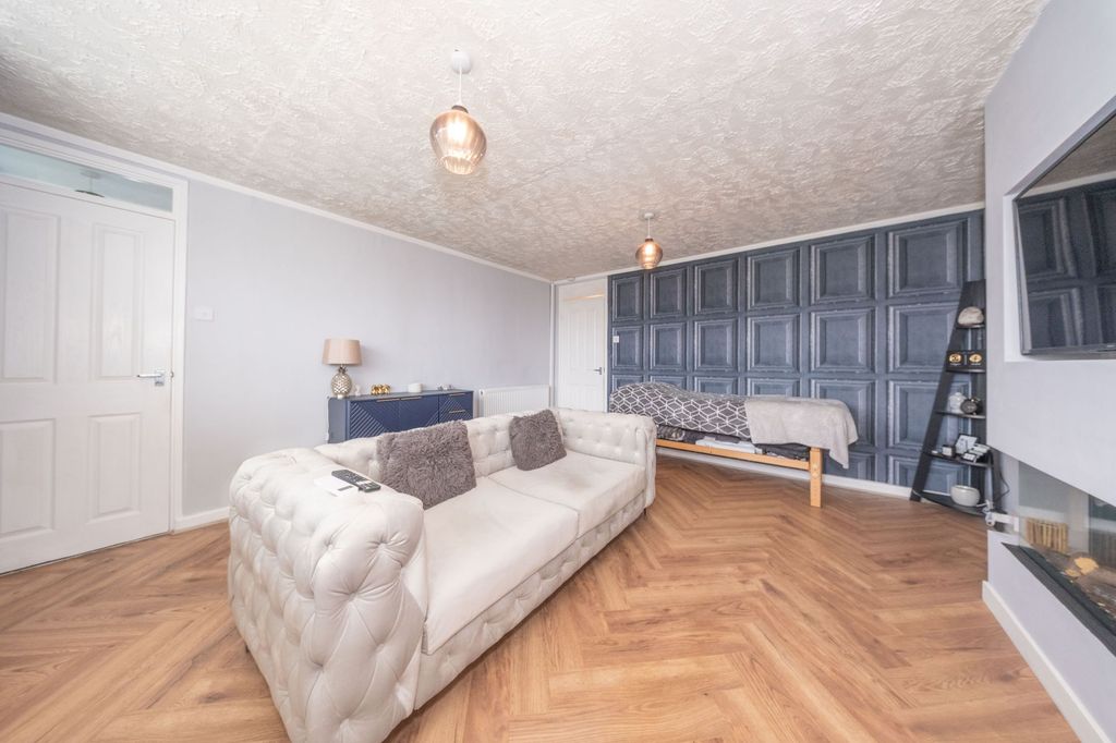 Property photo 3 of 22 Lounge