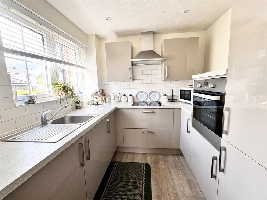 Property photo 2 of 21