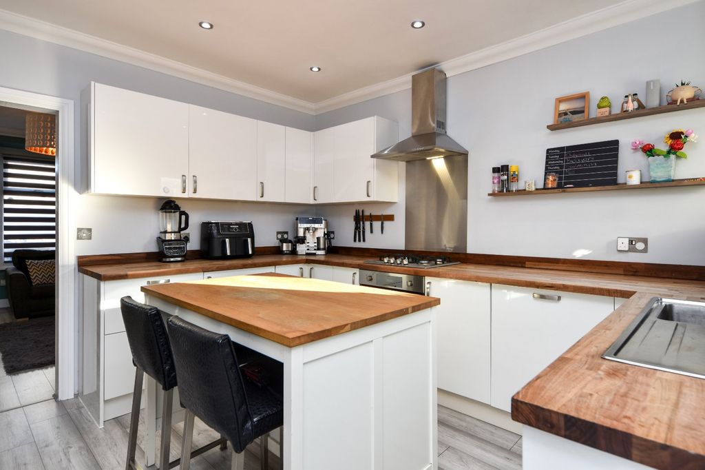 Property photo 1 of 37 Picture No. 06