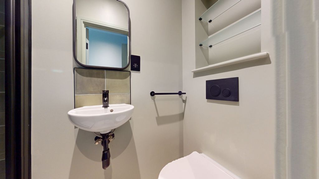Property photo 2 of 18 Bathroom