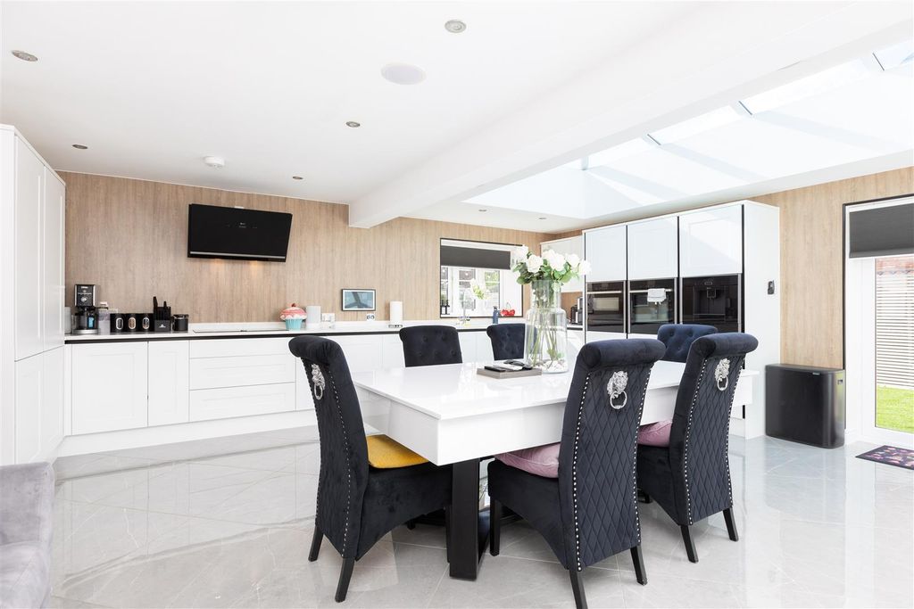 Property photo 3 of 27 Kitchen/Diner