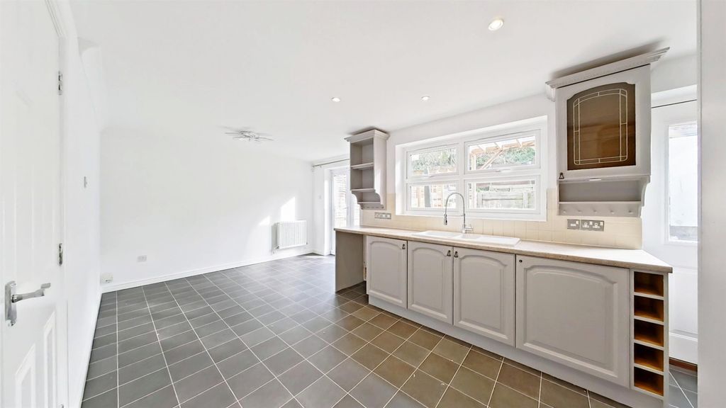 Property photo 3 of 20 Kitchen (2)_Pe.Jpg