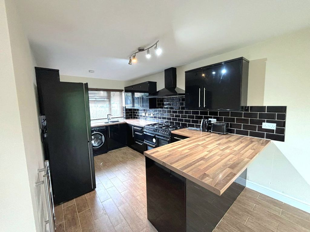 Property photo 3 of 16 Kitchen