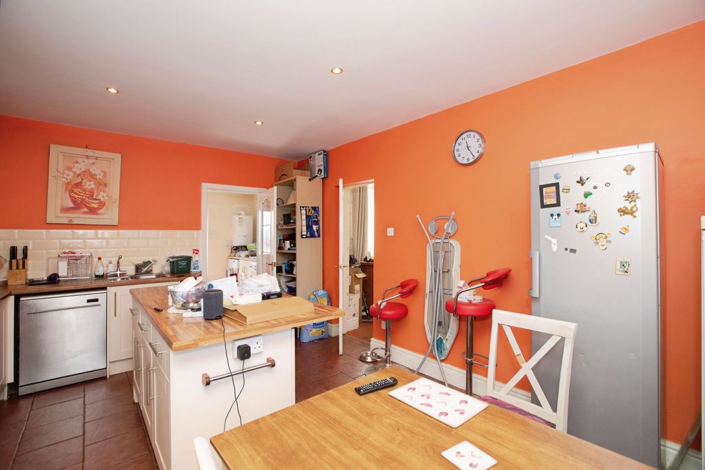 Property photo 2 of 11 Kitchen