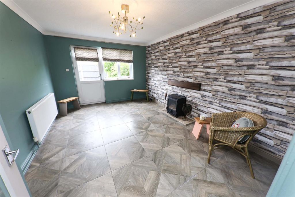 Property photo 3 of 12 Lounge