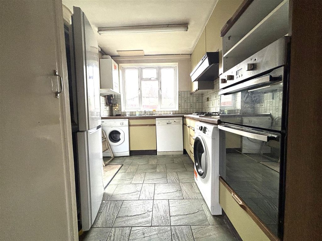 Property photo 2 of 10 Kitchen