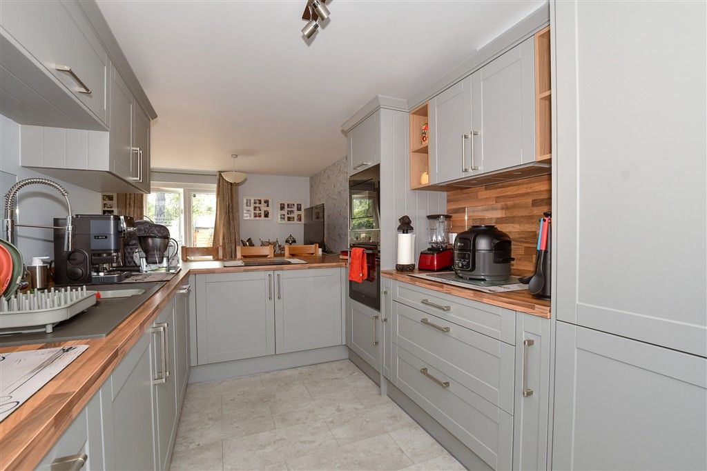 Property photo 3 of 7 Kitchen