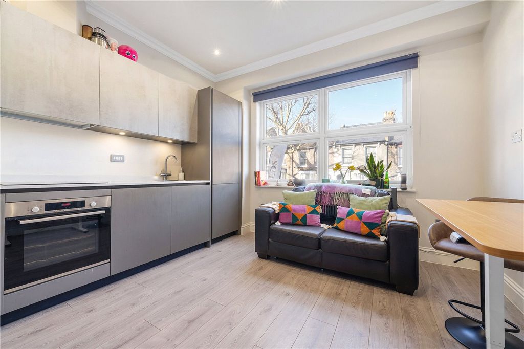 Property photo 3 of 8 Kitchen/Reception