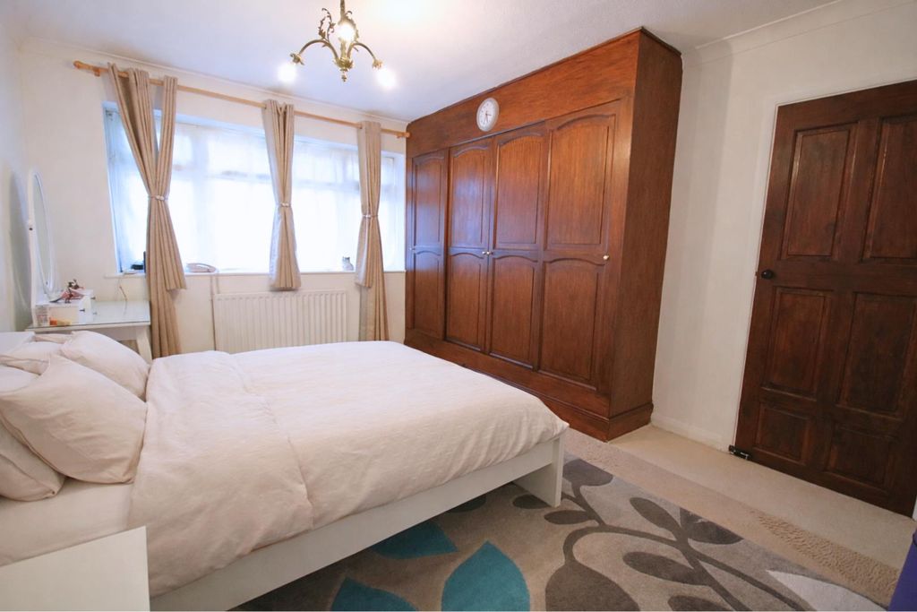 Property photo 2 of 16 Bed1.1.Png