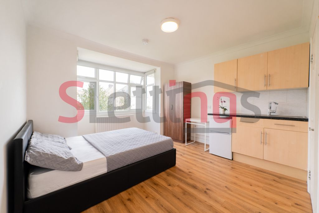 Property photo 1 of 8 Studio To Rent Watford Way, London Nw4