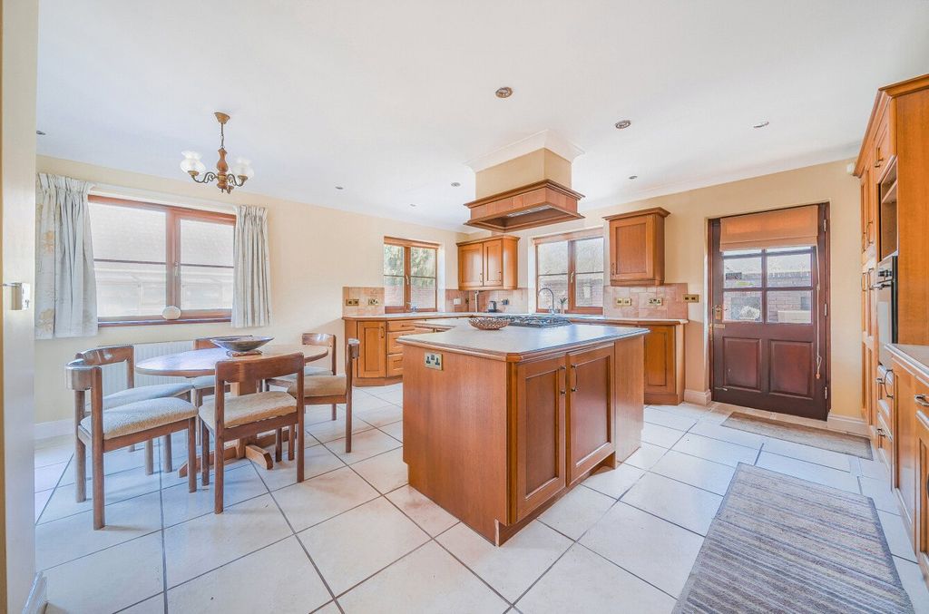 Property photo 3 of 15 Kitchen/Breakfast Rm