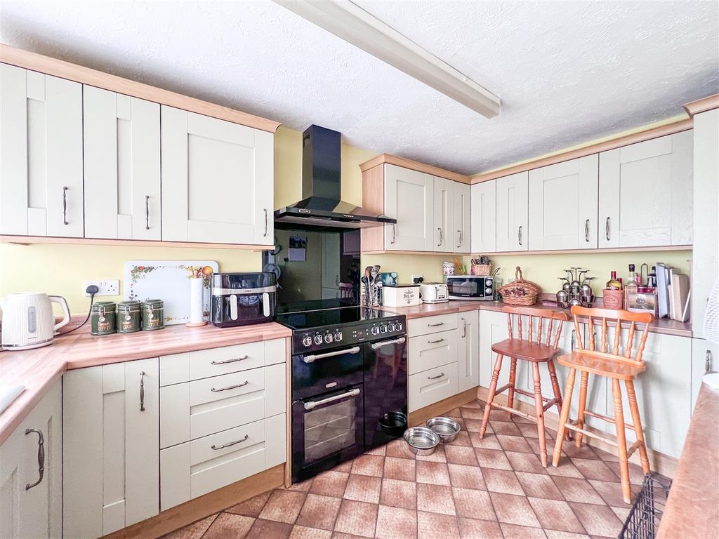 Property photo 2 of 19 Kitchen