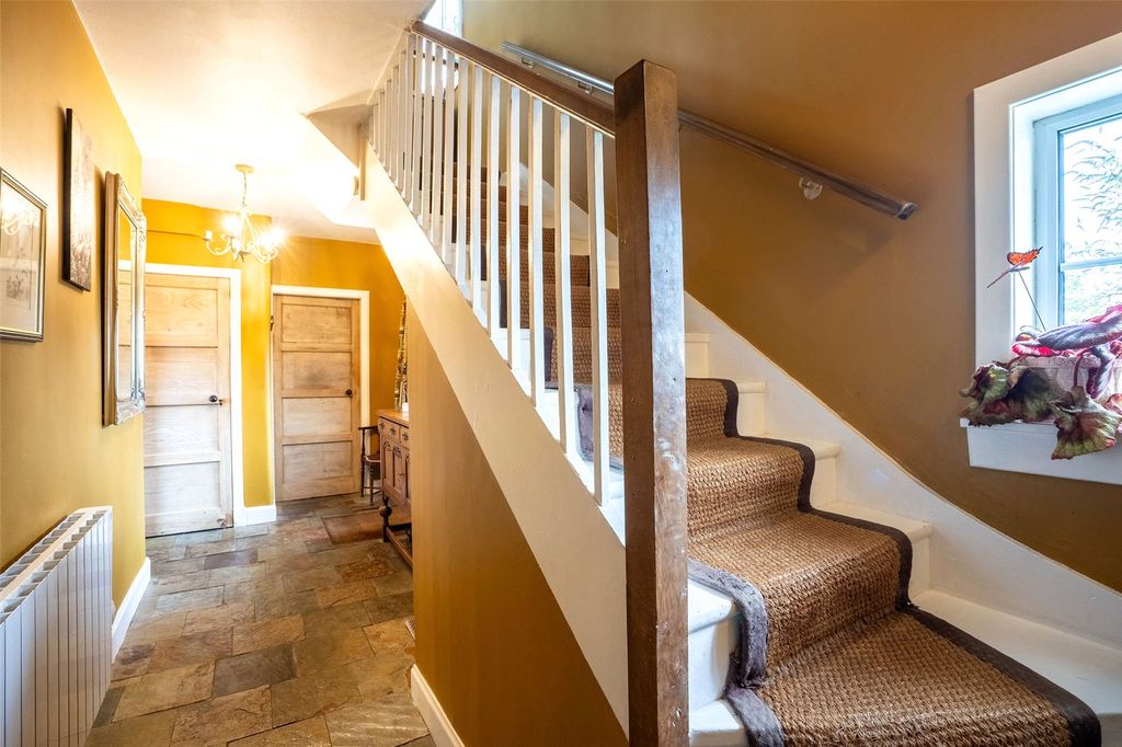 Property photo 3 of 39 Entrace Hall