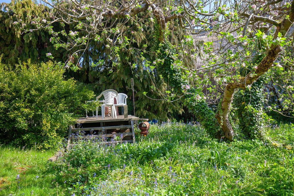 Property photo 3 of 6 Garden