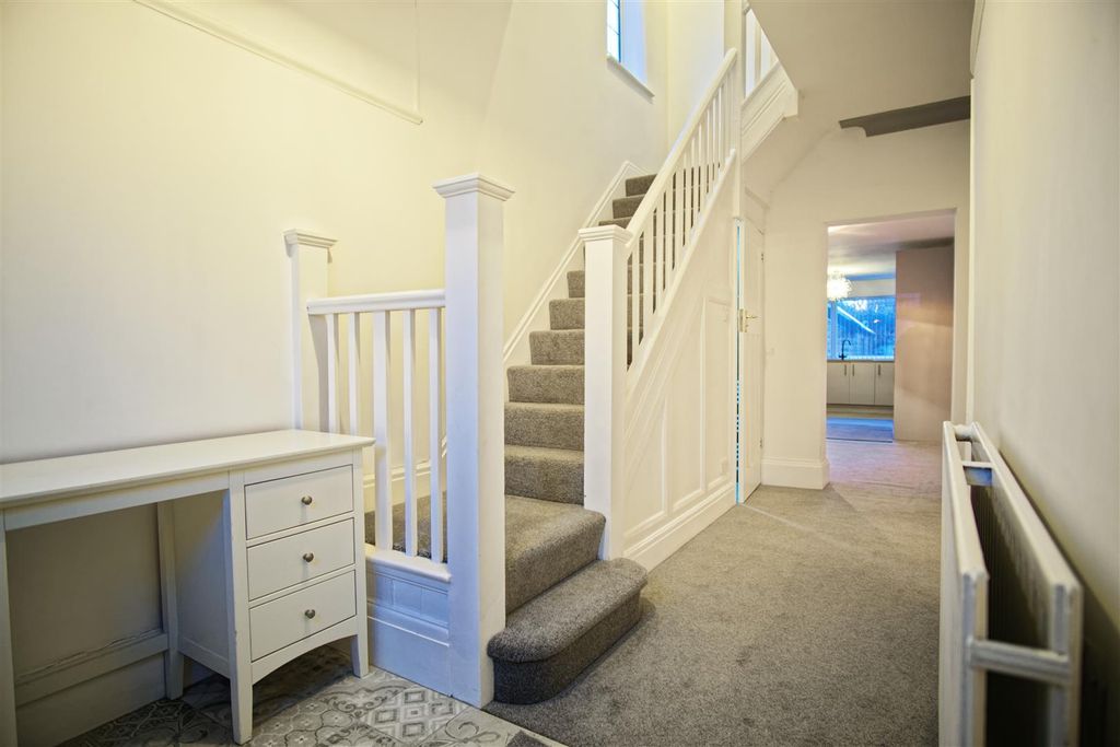 Property photo 2 of 13 Hallway