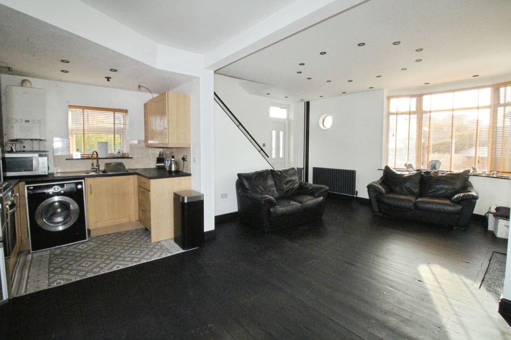 Property photo 3 of 12 Kitchen