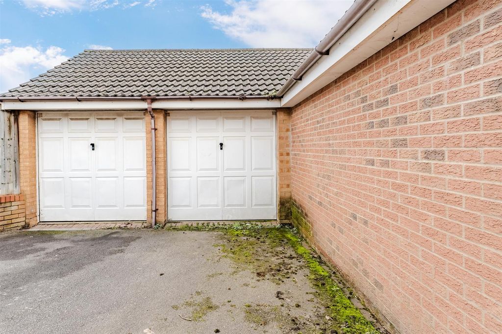 Property photo 2 of 19 Garage