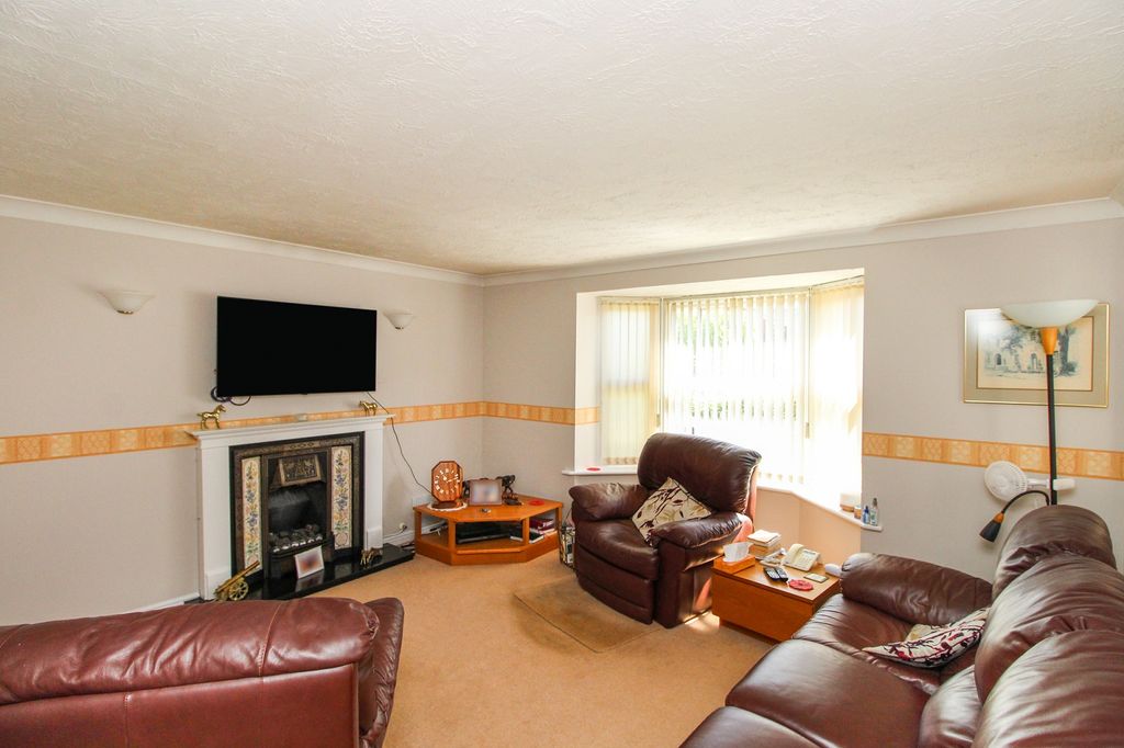 Property photo 3 of 13 Lounge