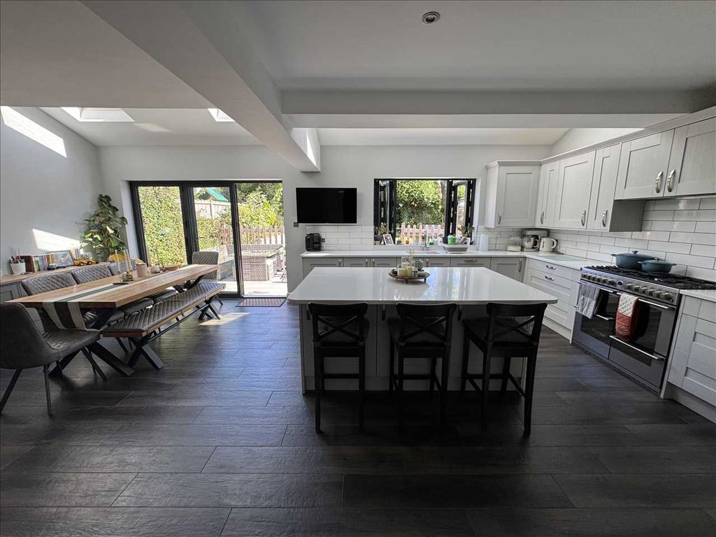 Property photo 2 of 28