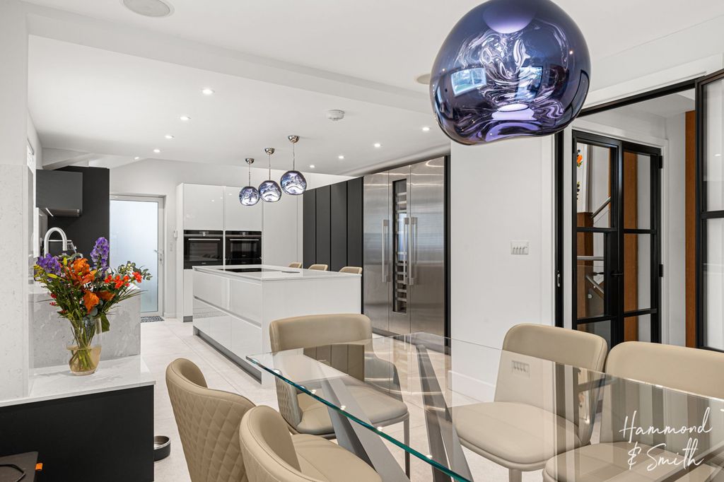 Property photo 2 of 27