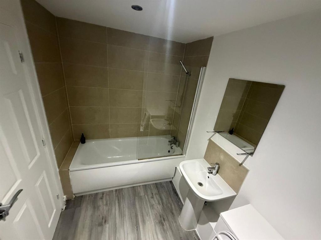 Property photo 3 of 4 Modern Bathroom Suite With Elegant Tiling....