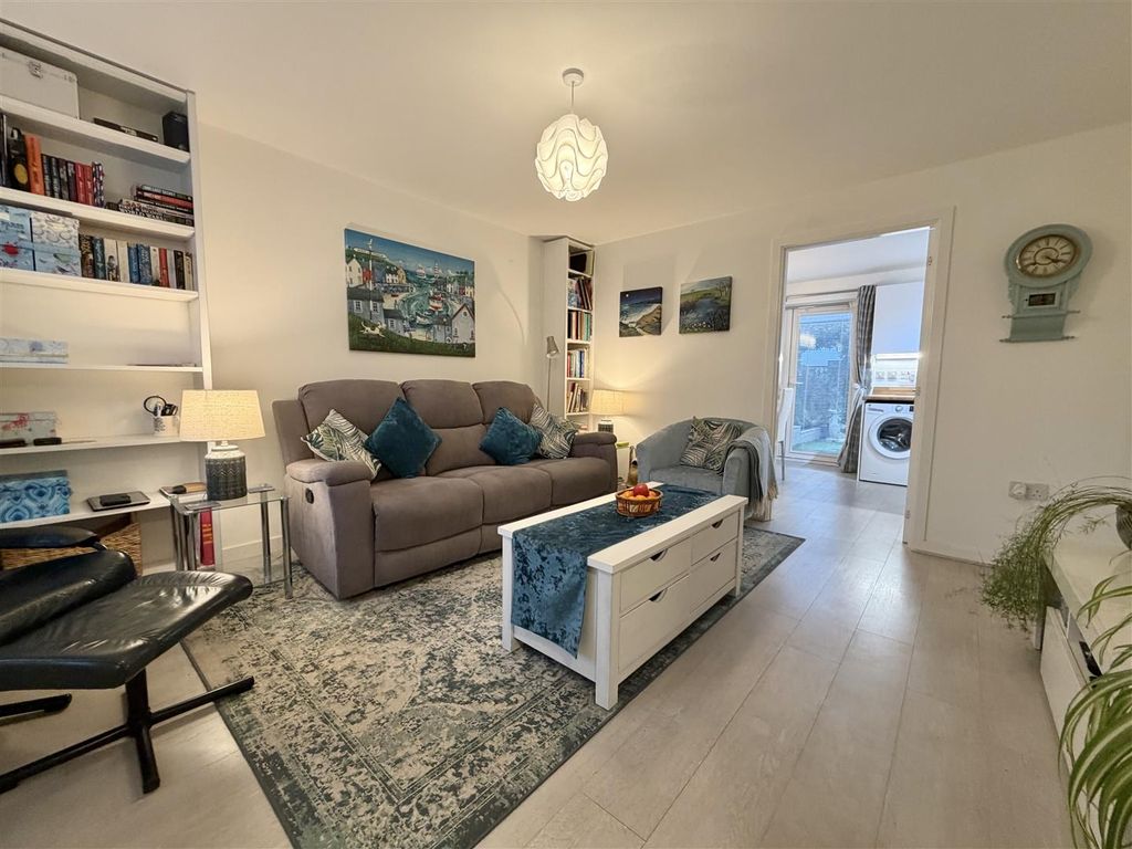 Property photo 3 of 21 Lounge