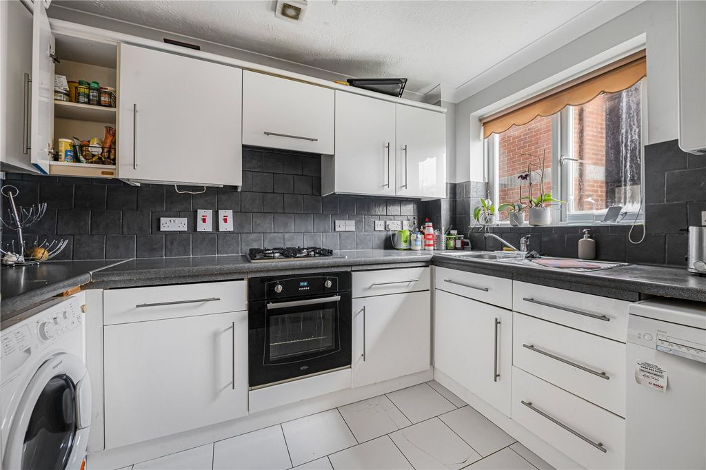 Property photo 3 of 10 Kitchen
