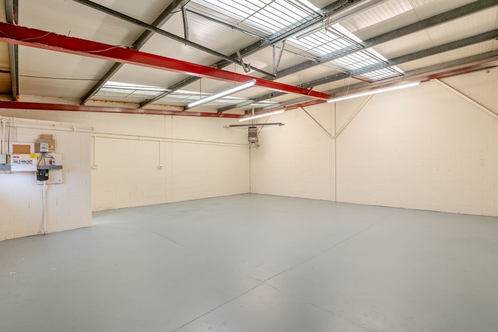 Property photo 3 of 13 8678246-Interior09-800