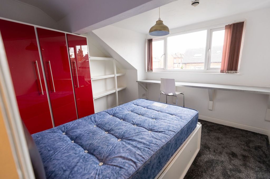 Property photo 3 of 12 A Bright And Airy Double Bedroom Featuring A Large...