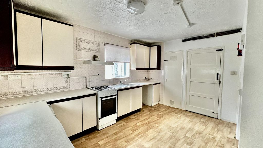 Property photo 3 of 10 Kitchen