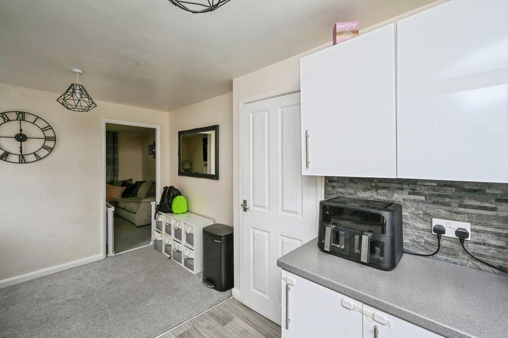 Property photo 3 of 18 Kitchen