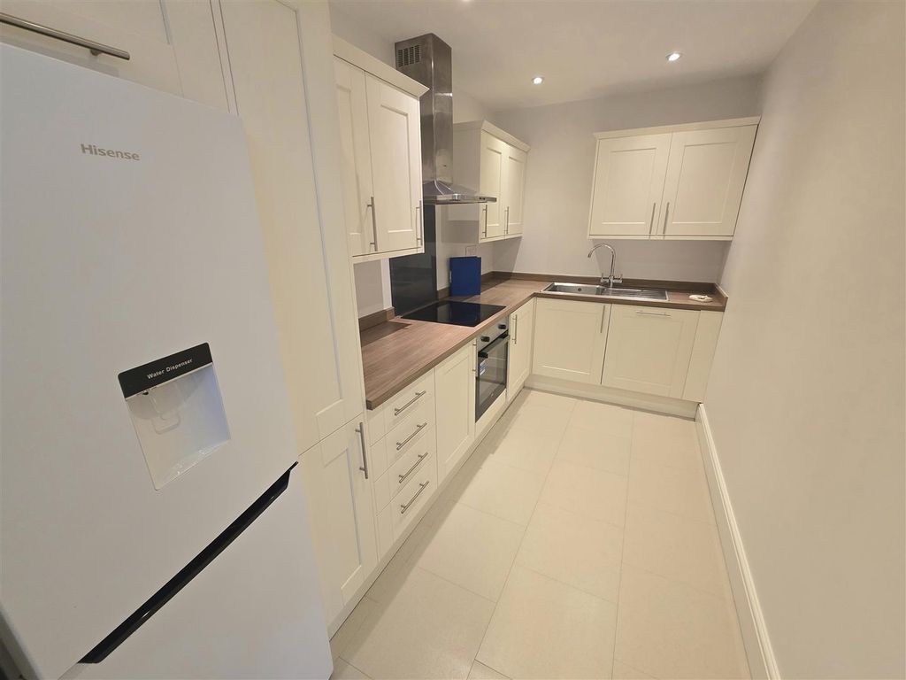 Property photo 3 of 10 Kitchen